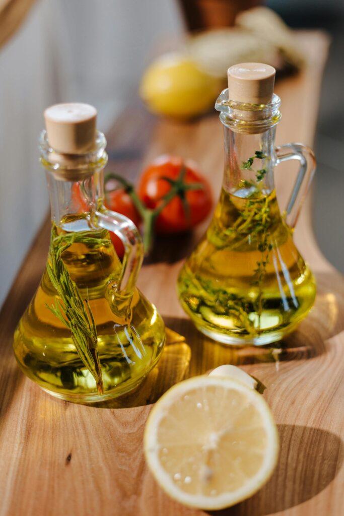 Ingredienti mediterranei con olio, pomodori e basilico