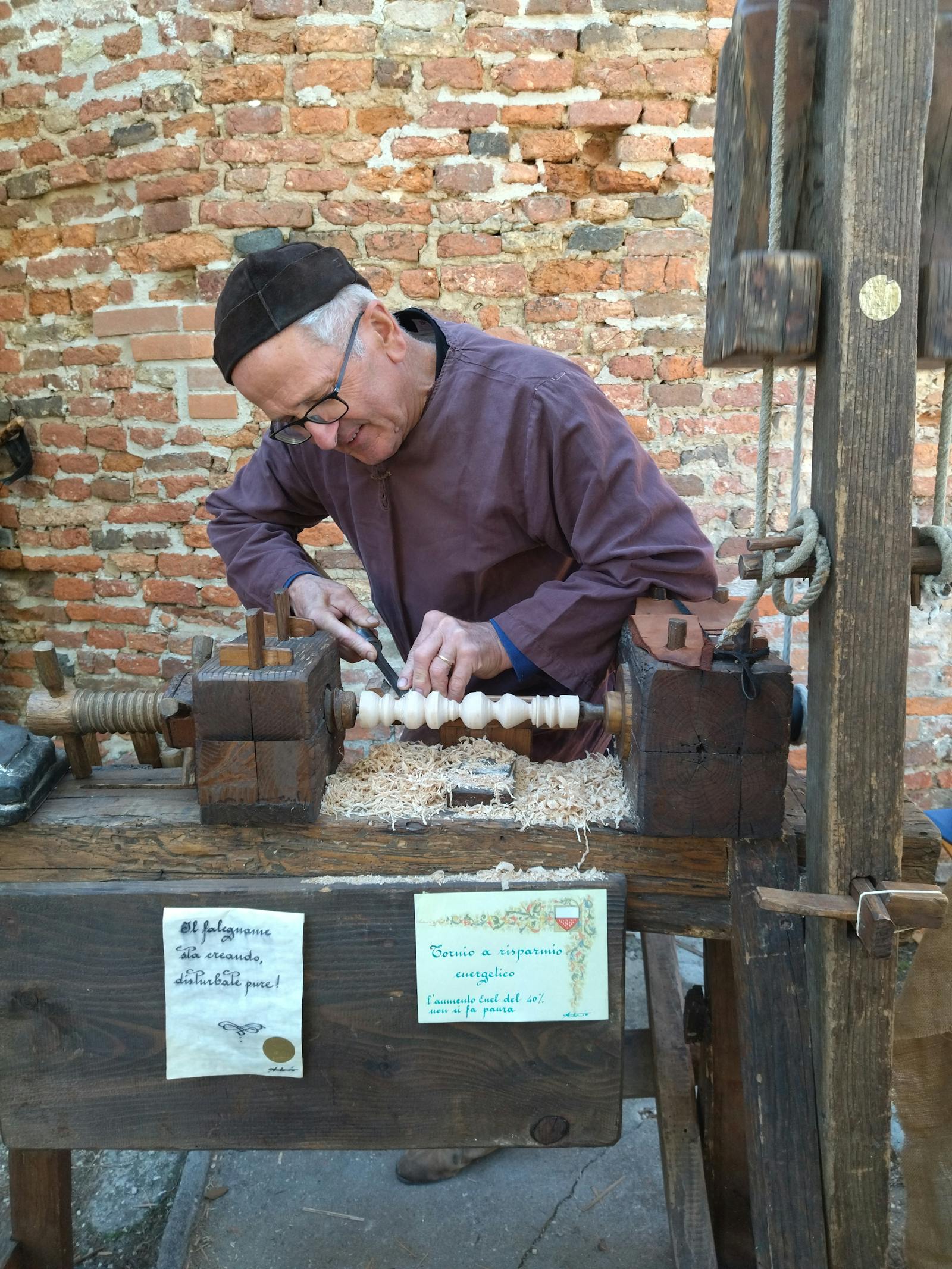 Artigiano impegnato in una lavorazione del legno