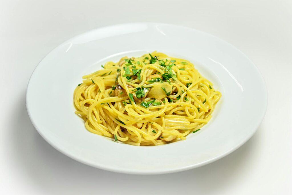 Piatto di spaghetti con erbe aromatiche