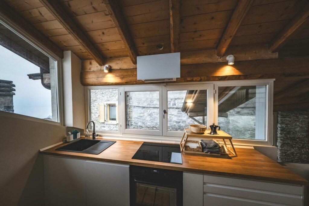 Cucina moderna in ambiente italiano con travi in legno