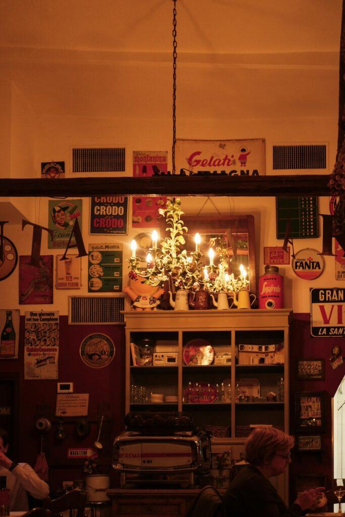 Interno di caffè italiano con arredi vintage