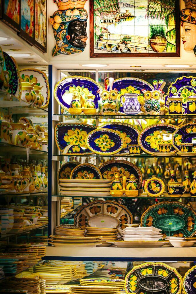 Ceramiche artigianali colorate esposte in negozio
