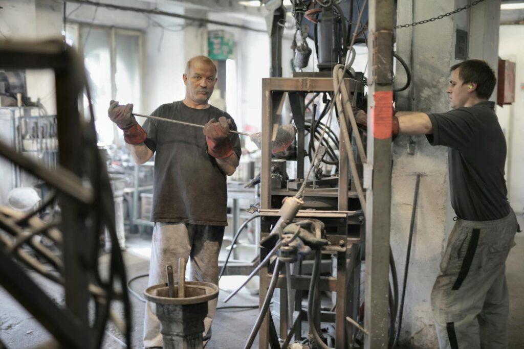 Tecnici al lavoro su macchinario industriale